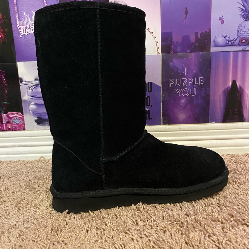 Black Uggs.